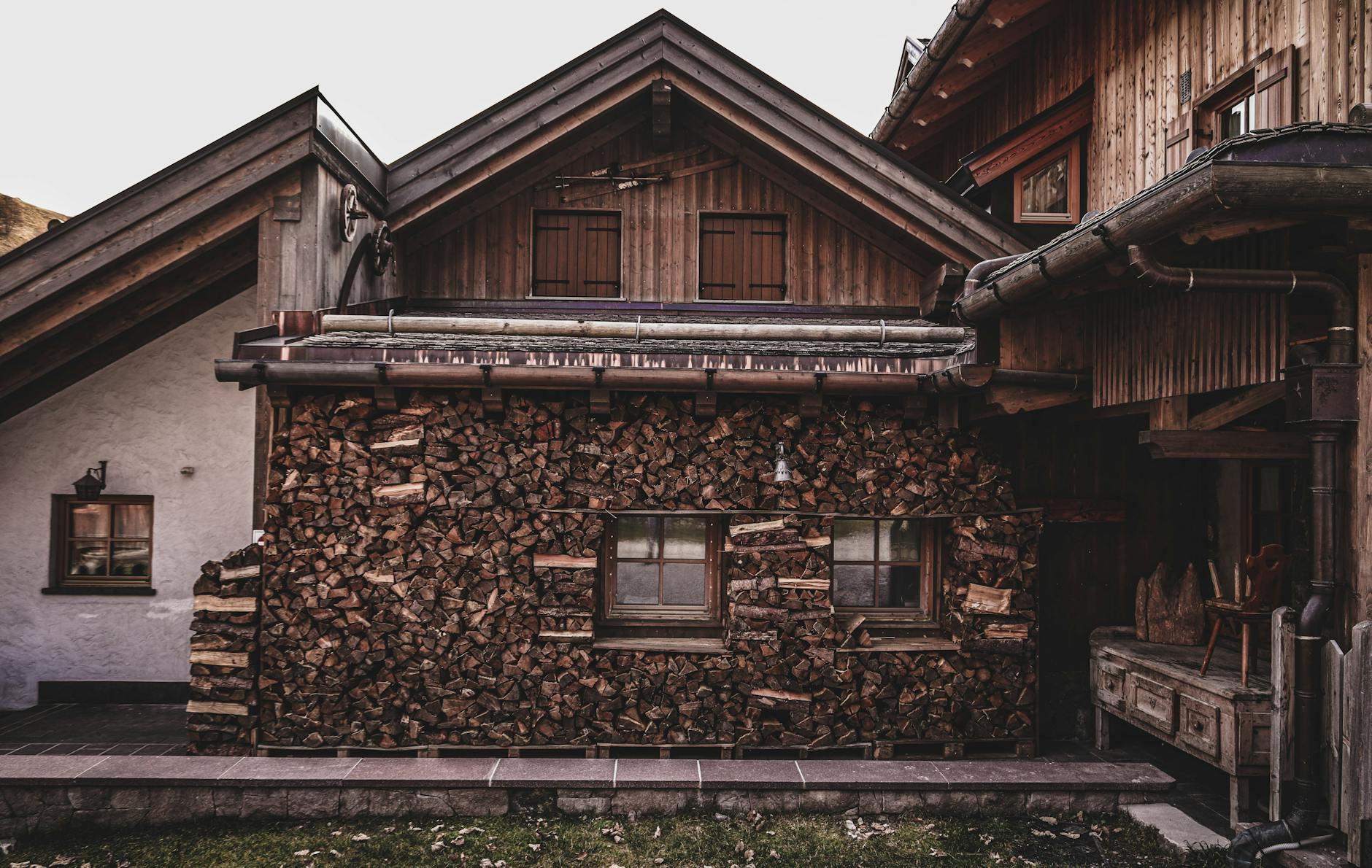 Holzhütte im Herbstlaub